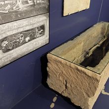 古代の石棺、副葬品などが見学できます。