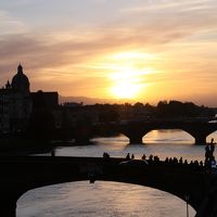 部屋から見た夕景（サンタトリニータ橋に沢山の人が！）