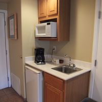 ミニキッチンと電子レンジがある。