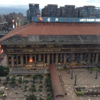 目の前に台北駅です。１６階スイートルームより