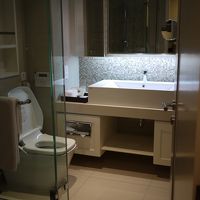 ガラス張りで開放感があります。洗面台も広くて使いやすいです。