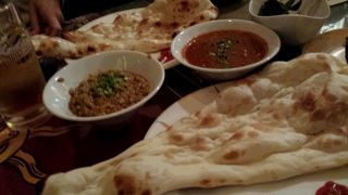 少し辛くて、ナンが美味しい、