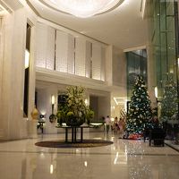 ロビーは天井も高く高級感があります。