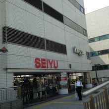 ２階の入口です。鶴見駅に直結しています。
