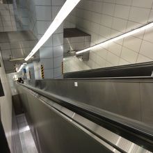 長いエスカレーター