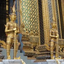 入り口を守る彫像