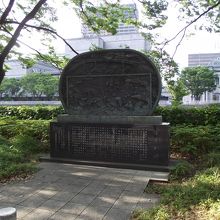 碑には当時の様子が描かれています