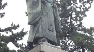 外国の歴女も訪れる開港ゆかりの銅像