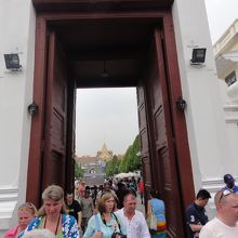 王宮の入り口から眺めた門