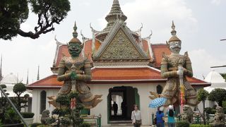 本堂を守る二対の像