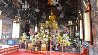 ワットアルンの奥にある