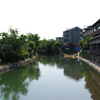 渡月橋前の川沿いにある