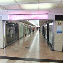 西面地下街（日曜の朝は静かでした）