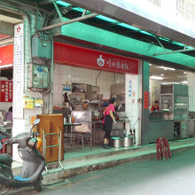 お店の前。オープンテラス（というか大衆食堂）