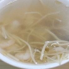 細切り生姜と海老のスープ