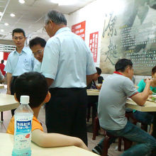 食堂の様相。人でごった返しています。