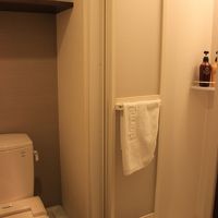 シャワーブースとトイレ