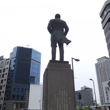 五代友厚像の後姿