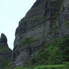 犬が遠吠えしているような奇岩