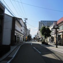 駅方面から左折して直ぐの所・この先材木町通り