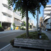 通りの端の方から、椅子が所々にある