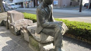 通りに一人でたたずんでいるようです