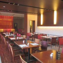 リゾートホテルらしい明るい色使いながら、シックな店内です