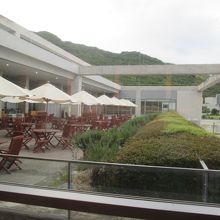 ガラス窓の向こうにはテラス・エリアが広がっています