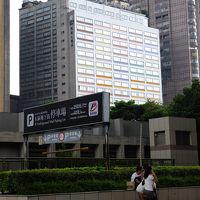 台北駅の真向かい　地下を通っていけます
