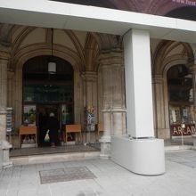 入り口。オペラ座の側面にあります。