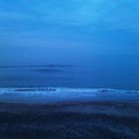 ホテル駐車場から見える夜の海