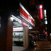 このコンビニの裏側にビルの入り口が