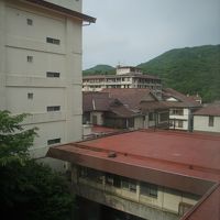 玄関方向。車の上に張り出している部分が食事会場。