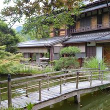 庭園から観た木造建家