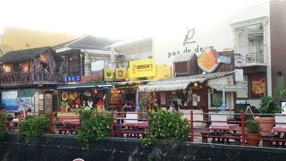 海沿いにかわいいカフェありました