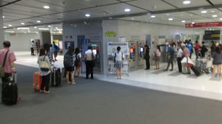 改札が開くのは５時５０分頃、運行開始は６時頃