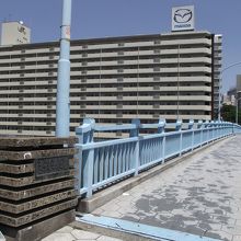 東詰左手の親柱と欄干