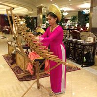 民族楽器で音楽を奏でる女性