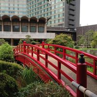 朱塗りの橋のある日本庭園