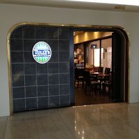 実は庶民派のお店も入っています