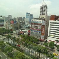 窓は中華路に面しています