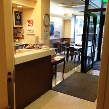 ロビーと云えるものはなく、通路上にフロントがあるイメージ