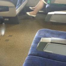 普通席の座席足元スペースです。