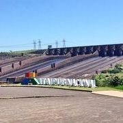 巨大な水力発電所、ブラジル・パラグァイ  二国で運営