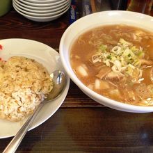 味噌ラーメン　半チャーハンのセットです