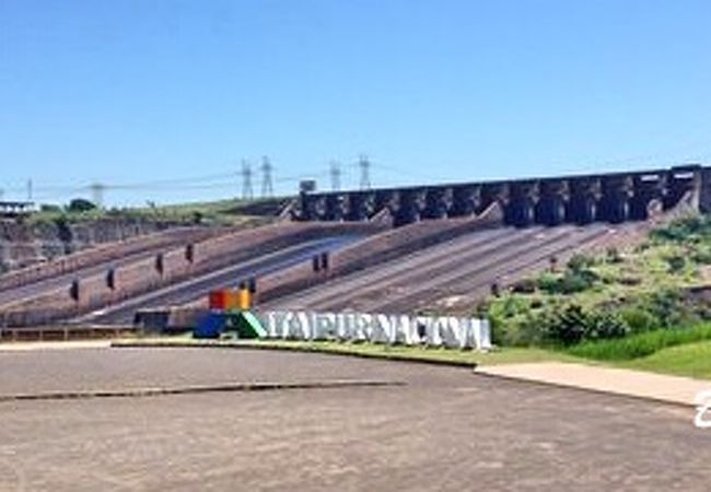 巨大な水力発電所、ブラジル・パラグァイ  二国で運営