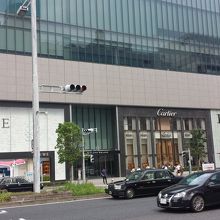 高級ブランドショップが前面に出ている外観。