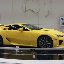 スポーツカーも展示されています。