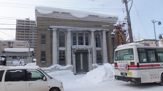 典型的な銀行建築の建物