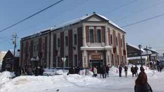 劇場のように大きく目立つ建物です